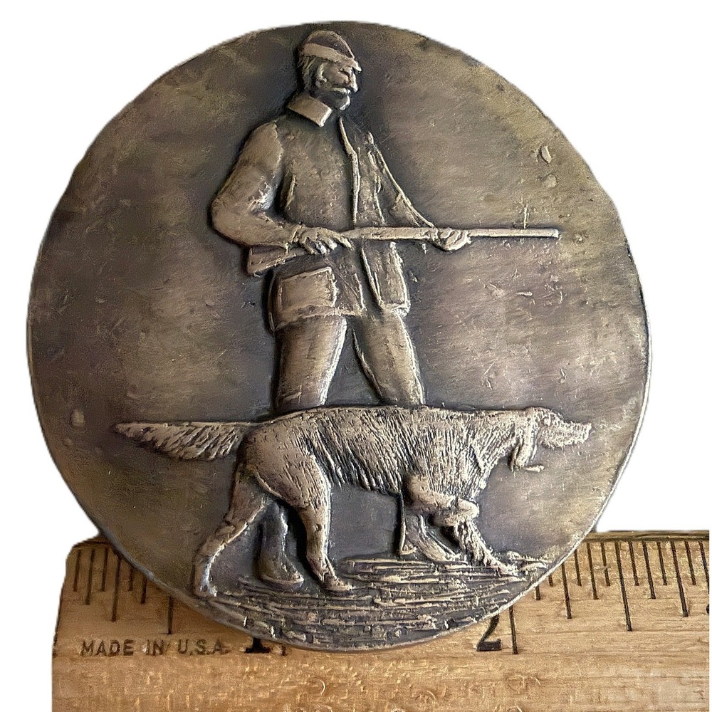 Vintage Rifle Hunter Retriever Bird Dog on Point Round 1960s Belt Buckle‎ #839